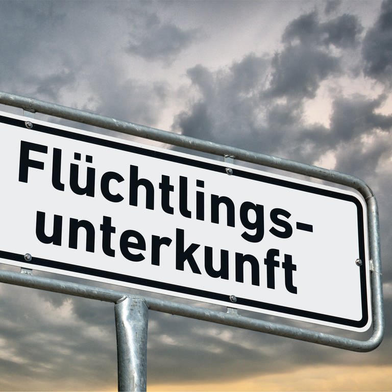 Hinweisschild zu einer Flüchtlingsunterkunft - in Isert im Westerwald gibt es Kritik an der geplanten Flüchtlingsunterbringung. (Foto: dpa Bildfunk, Picture Alliance)