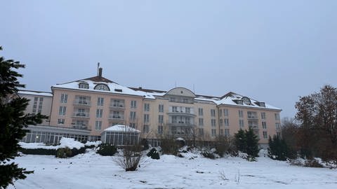 Auch das Lindner Hotel am Wiesensee hat weniger Gäste, seit der See trocken liegt. (Foto: SWR)