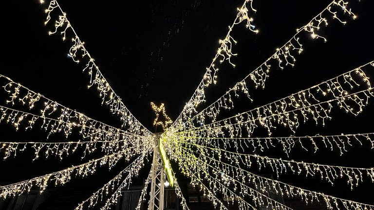 Beleuchtung über dem Koblenzer Weihnachtsmarkt