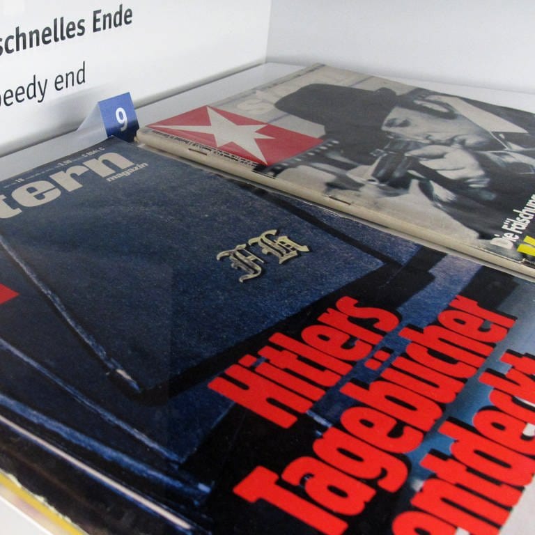 Zwei Exemplare des Magazins «Stern» mit der Cover-Zeile «Hitlers Tagebücher entdeckt» liegen im Hamburger Polizeimuseum.  (Foto: picture-alliance / Reportdienste, Picture Alliance)
