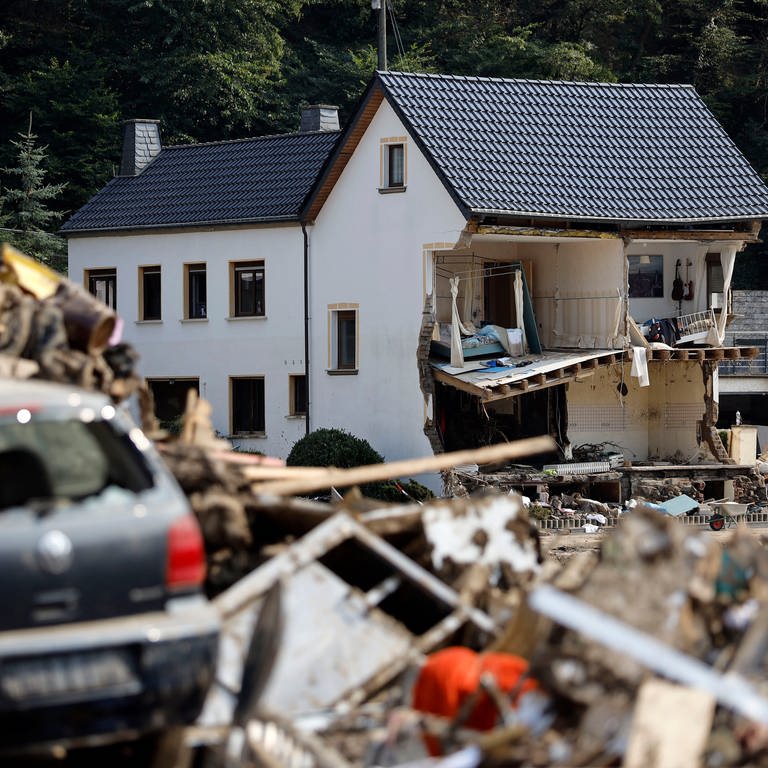 Ein zerstörtes Haus im Ort Dernau kurz nach der Flutkatastrophe im Sommer 2021.