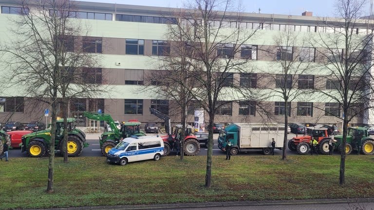 Landwirte blockieren aus Protest gegen geplante Streichung der Agrardieselrückvergütung mit Traktoren den Friedrich-Ebert-Ring in Koblenz. (Foto: SWR)