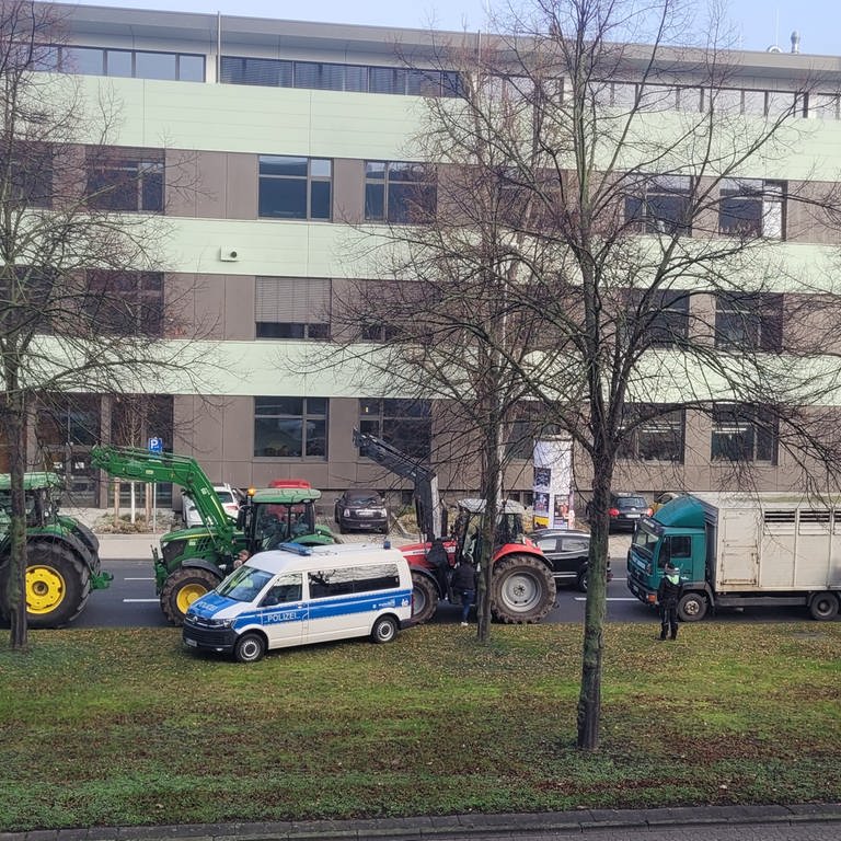 Landwirte blockieren aus Protest gegen geplante Streichung der Agrardieselrückvergütung mit Traktoren den Friedrich-Ebert-Ring in Koblenz.