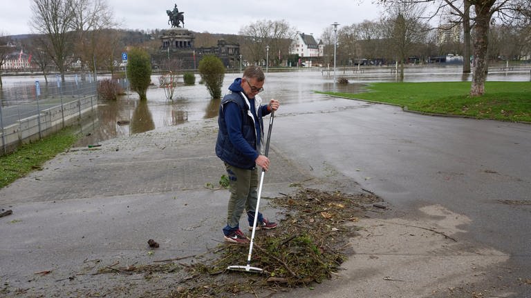 Aufräumarbeiten nach dem Hochwasser am Deutschen Eck in Koblenz