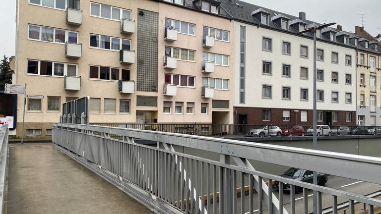In einem Mehrfamilienhaus in Koblenz ist eine Frau ermodert worden. (Foto: SWR)