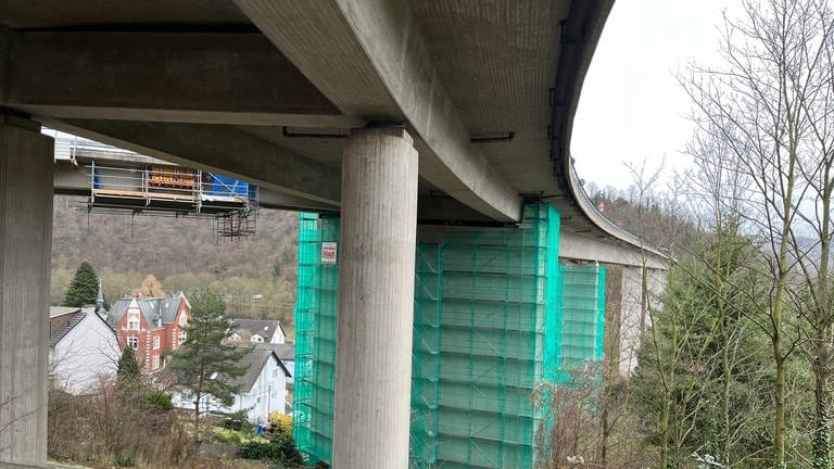 Die Hochbrücke der B42 über die Lahn in Lahnstein wird seit dem 2. Januar 2024 saniert und dafür voll gesperrt. (Foto: SWR)
