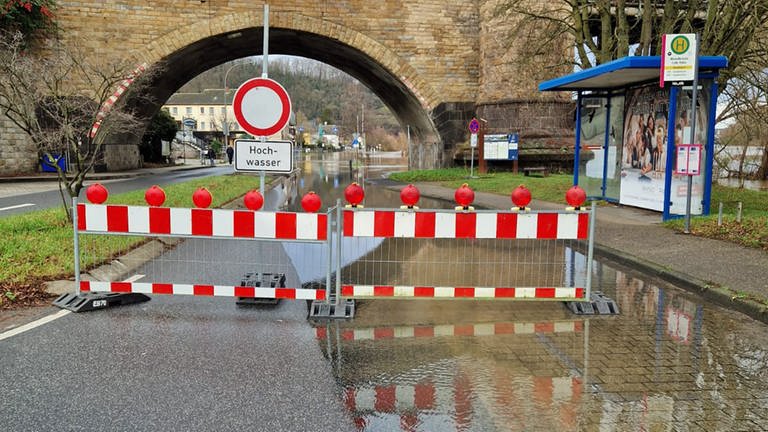 Auch im Koblenzer Stadtteil Güls steht das Hochwasser schon auf der Bundesstraße.  (Foto: SWR)