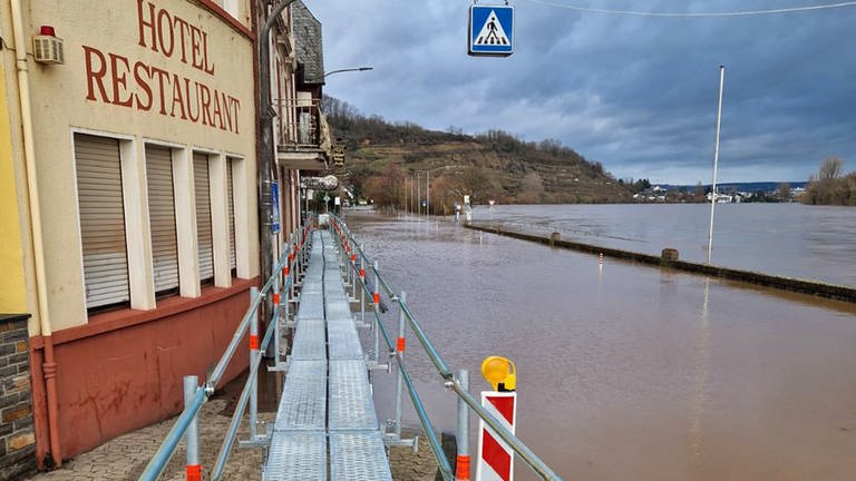 Wegen des Mosel-Hochwassers sind auch im Koblenzer Stadtteil Güls Stege aufgebaut worden.  (Foto: SWR)