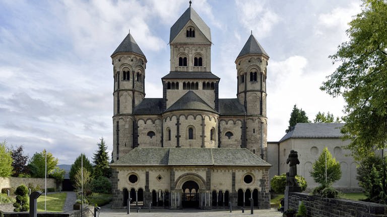 Die Benediktinerabtei Maria Laach in der Eifel ist ein wichtige Baudenkmal aus dem Hochmittelalter. Jetzt wurden dort die beiden Orgeln modernisiert und offiziel eingeweiht.  (Foto: IMAGO, IMAGO / Döhrn)