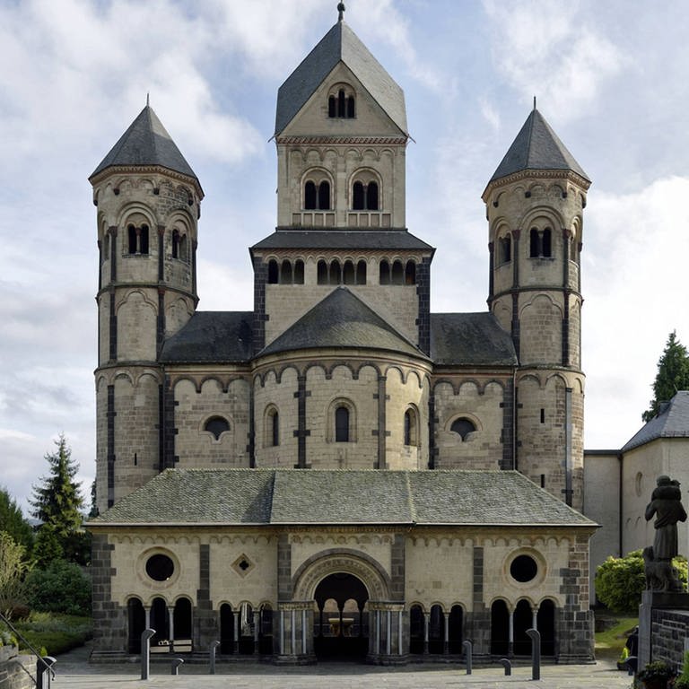 Die Benediktinerabtei Maria Laach in der Eifel ist ein wichtige Baudenkmal aus dem Hochmittelalter. Jetzt wurden dort die beiden Orgeln modernisiert und offiziel eingeweiht.  (Foto: IMAGO, IMAGO / Döhrn)