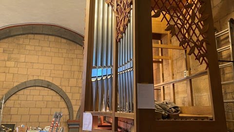 Das Bild zeigt eine Orgel, die zur Hälfte für Renovierungsarbeiten geöffnet ist. (Foto: SWR)