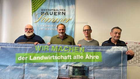 Westerwälder Bauern halten ein Plakat in der Hand