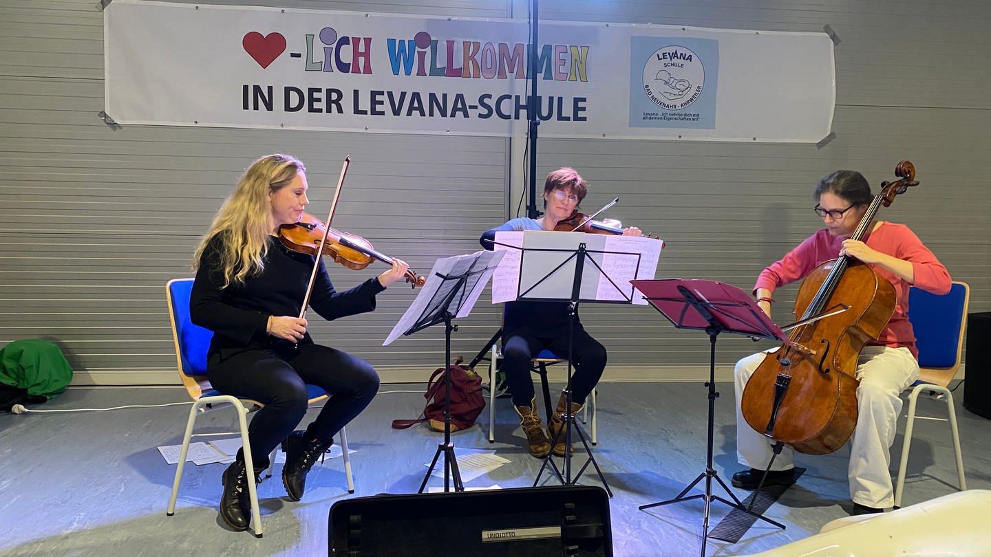 Musiker spielen in einer Grundschule in Bad neuenahr-Ahrweiler (Foto: SWR)