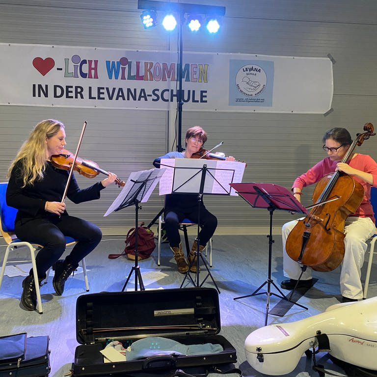 Musiker spielen in einer Grundschule in Bad neuenahr-Ahrweiler