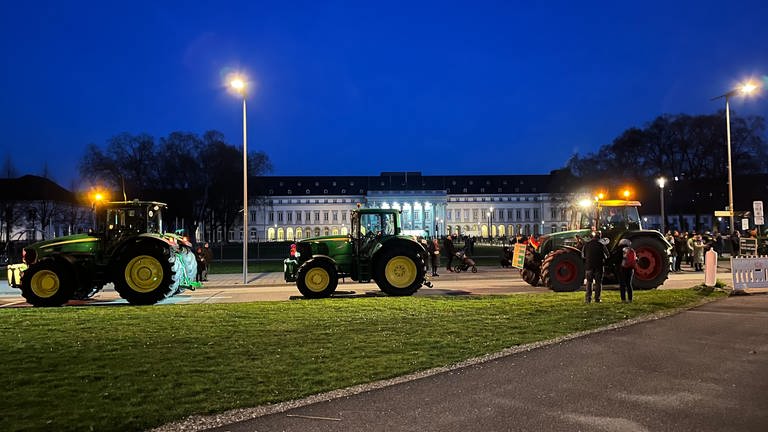 Traktoren vor dem Kurfürstlichen Schloss in Koblenz (Foto: SWR)