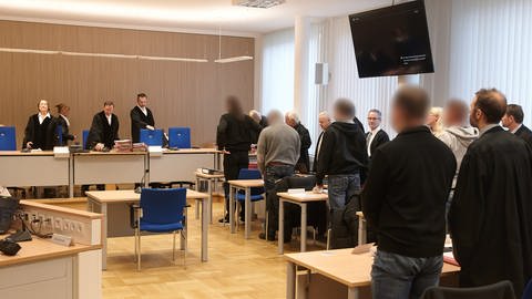 Grichtssaal kurz vor der Verhandlung gegen Mitglieder der Hells Angels am Landgericht Koblenz. (Foto: picture alliance / Thomas Frey/dpa | Thomas Frey)