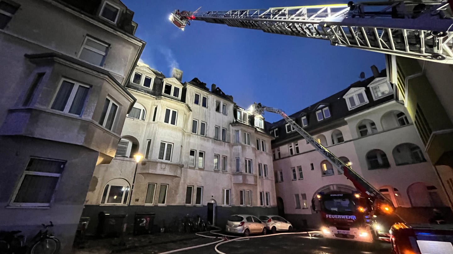Der Brand eines Mehrfamilienhauses in Koblenz-Lützel ist unter Kontrolle. (Foto: SWR)