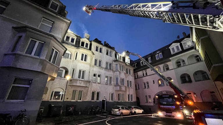 Der Brand eines Mehrfamilienhauses in Koblenz-Lützel ist unter Kontrolle.