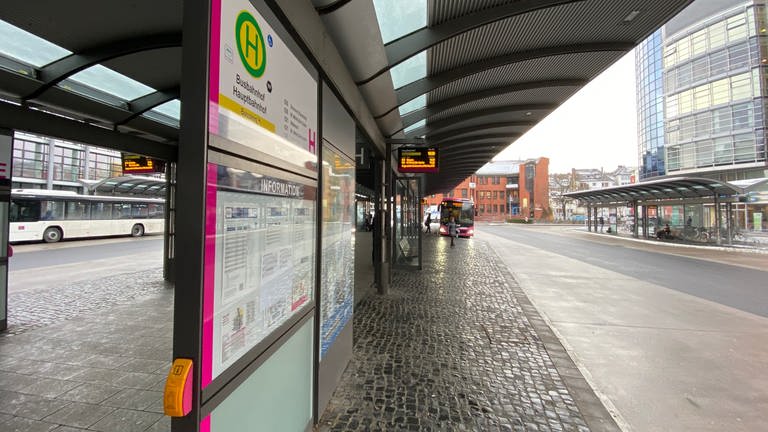 Am Busbahnhof in Koblenz fahren wegen eines Warnstreiks weniger Busse als sonst.
