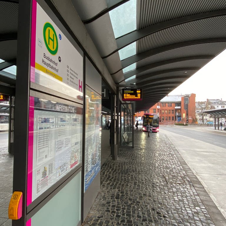 Am Busbahnhof in Koblenz fahren wegen eines Warnstreiks weniger Busse als sonst.