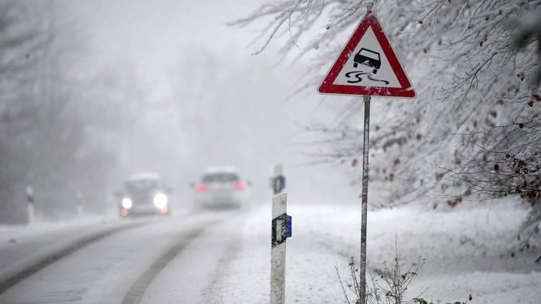 Verschneite und glatte Straßen werden am Mittwoch im Westerwald, der Eifel und im Hunsrück erwartet. (Foto: dpa Bildfunk, picture alliance/dpa | Thomas Frey)