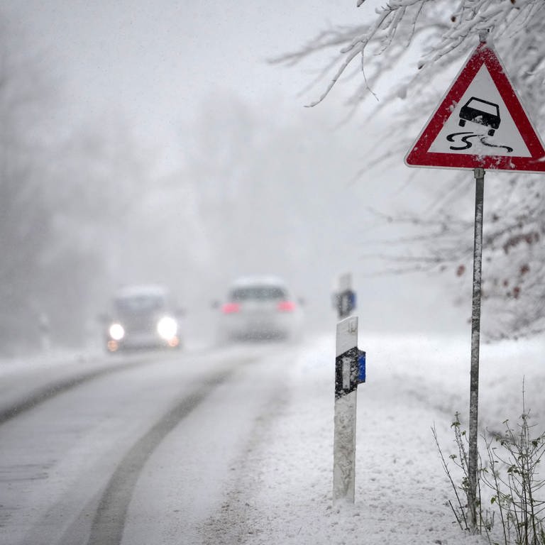Verschneite und glatte Straßen werden am Mittwoch im Westerwald, der Eifel und im Hunsrück erwartet. (Foto: dpa Bildfunk, picture alliance/dpa | Thomas Frey)