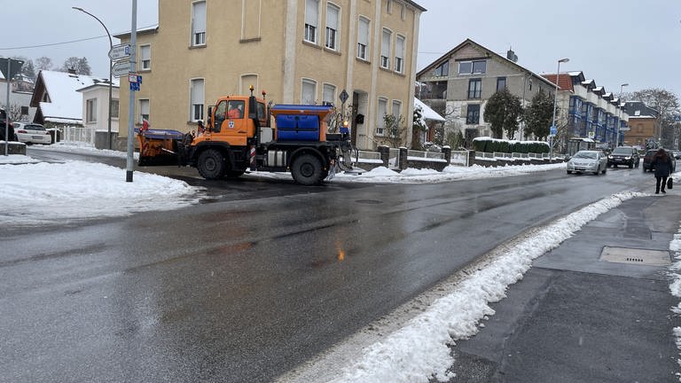 In Höhr-Grenzhausen im Westerwald sind die Straßen nach dem Eisregen sehr glatt, Streufahrzeuge sind im Einsatz. (Foto: SWR)