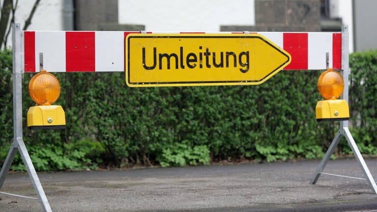 Ein Umleitungsschild auf einer Absperrbarke - in Lahnstein fahren Autofahrer immer wieder illegal auf die abgesperrte B42-Brücke über die Lahn. (Foto: IMAGO, IMAGO / wolterfoto)