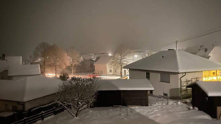 In Ewighausen im Westerwald sind die Straßen, Dächer und Gärten mit Schnee bedeckt. (Foto: SWR)