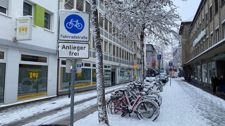 Die Koblenzer Casinostraße ist eingeschneit. Auch auf den Fahrrädern liegt der Schnee. (Foto: SWR)
