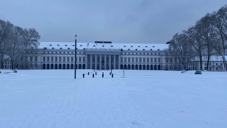 Das Koblenzer Schloss ist komplett zu geschneit (Foto: SWR)