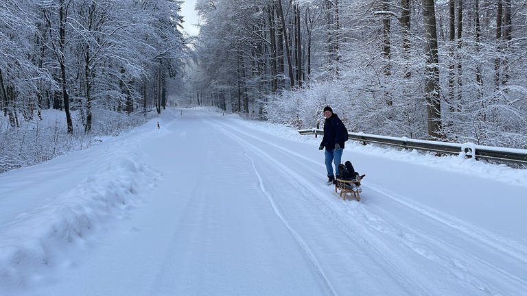 Winter Wonderland im Westerwald nach Schneefall - auf der B49 bei Montabaur gehts nahe der Kapelle Großer Herrgott mit dem Schlitten voran. (Foto: SWR)