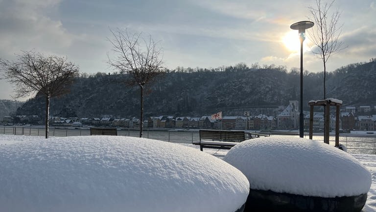 Winter mit Schnee und Sonne im Mittelrheintal bei St. Goarshausen (Foto: SWR)