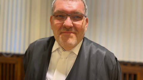 Der Aachener Anwalt Werner Dahlhausen vertritt den Angeklagten aus dem Kreis Trier-Saarburg.  (Foto: SWR, Christian Altmayer )