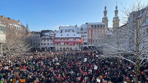 Rund 5.000 Menschen demonstrierten auf dem Münzplatz in Koblenz. (Foto: SWR)