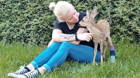 Julia Bravetti von der Wildtierpflegestation Koblenz kümmert sich um ein Kitz. Sie ist eine Preisträgerin des Tierschutzpreises 20024 in Rheinland-Pfalz.