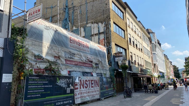Seit Jahren ist mitten in der Altstadt, in der Firmungstraße, die Baulücke, die nun mit einem Hotelkomplex geschlossen werden soll.