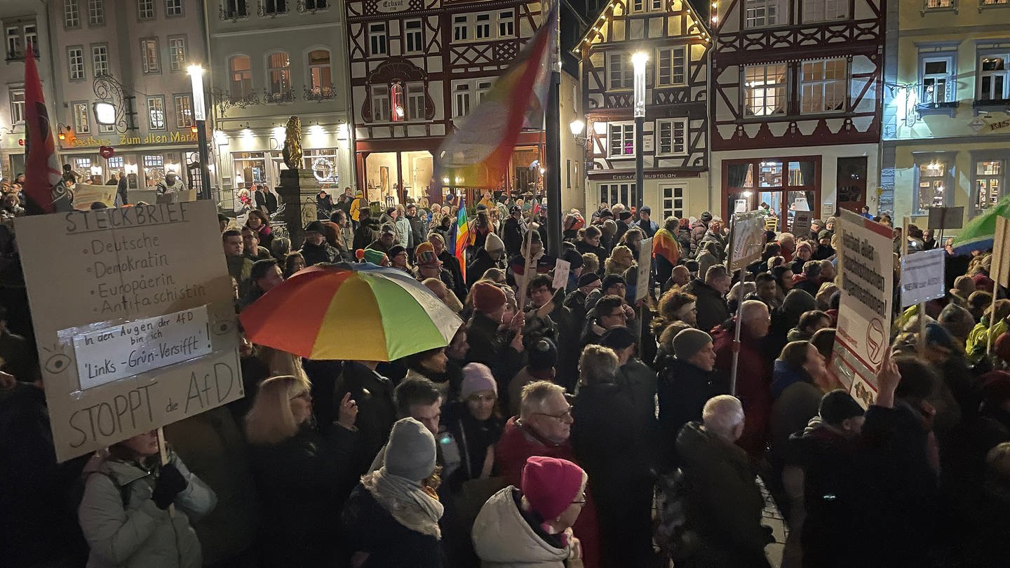 Bei einer Demo gegen Rechtsextremismus und für Demokratie in Hachenburg stehen die Menschen dicht an dicht auf dem Alten Markt. (Foto: SWR)