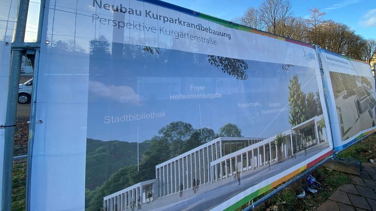 Bild am Bauzaun des Kurgartens: geplante neue Anlage im Kurpark von Bad Neuenahr-Ahrweiler.  (Foto: SWR)