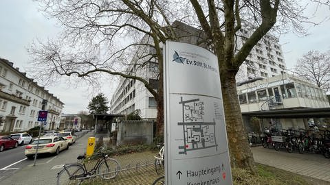 Eingang des evangelischen Stifts in Koblenz. Das Krankenhaus gehört zum Gemeinschaftsklinikum Mittelrhein (GKM).