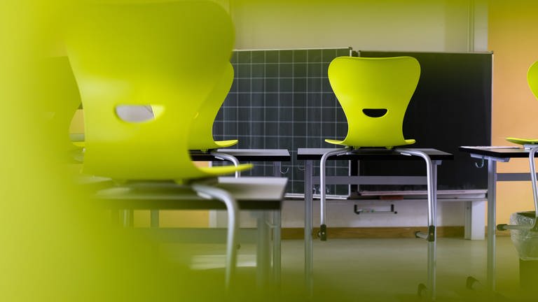 Stühle in Klassenzimmer (Foto: picture-alliance / Reportdienste, picture alliance/dpa | Philipp von Ditfurth)