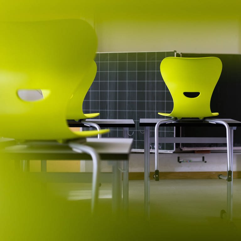 Stühle in Klassenzimmer (Foto: picture-alliance / Reportdienste, picture alliance/dpa | Philipp von Ditfurth)