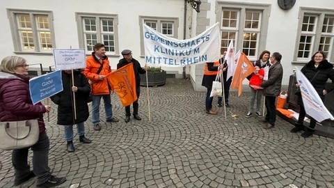 Der Betriebsrat und etwa 20 Beschäftigte des GKM haben am Dienstagnachmittag vor dem Koblenzer Rathaus demonstriert. (Foto: SWR)