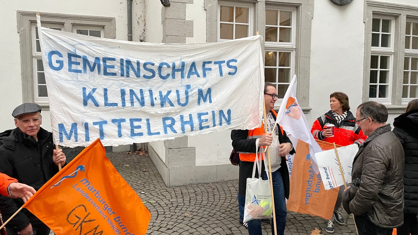 Der Betriebsrat und etwa 20 Beschäftigte des GKM demonstrieren vor dem Koblenzer Rathaus. (Foto: SWR)