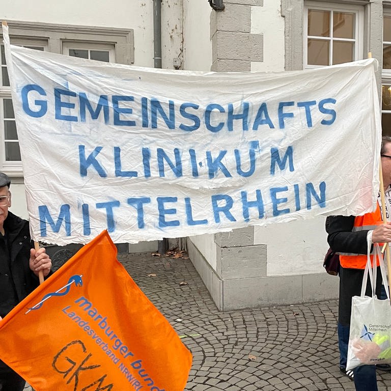 Der Betriebsrat und etwa 20 Beschäftigte des GKM demonstrieren vor dem Koblenzer Rathaus.  (Foto: SWR)