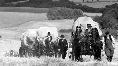 Aussiedler verlassen auf Pferdewagen den Hunsrück gen Brasilien in einer Szene des Kinofilms "Die andere Heimat" von Regisseur Edgar Reitz.