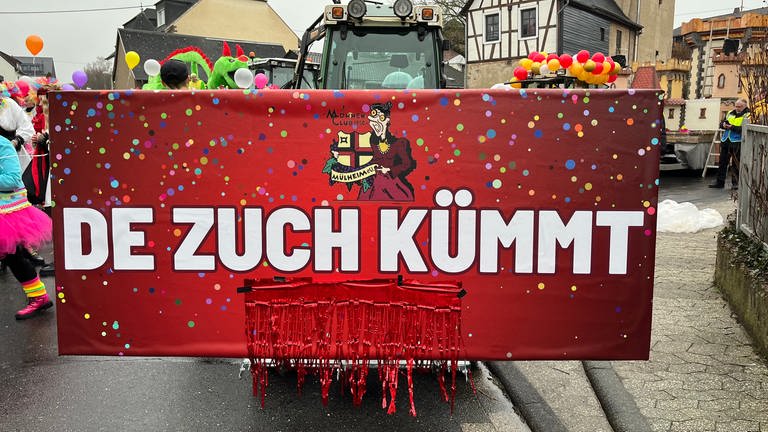 "Der Zuch kümmt" -  steht auf einem großen Schild, mit dem der Umzug durch Mülheim-Kärlich angekündigt wird (Foto: SWR)