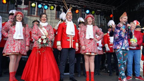 Prinz und Confluentia auf der Bühne beim 11.11. in Koblenz zusammen mit Oberbürgermeister David Langner (Foto: Arbeitsgemeinschaft Koblenzer Karneval, Dirk Förger)