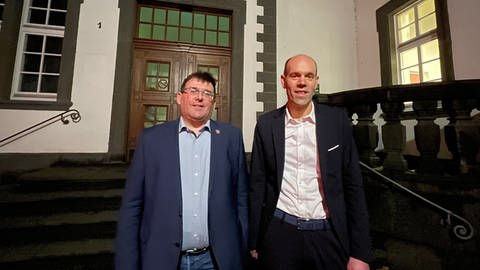Die Landräte Jörg Dennighoff (SPD, Rhein-Lahn) und Volker Boch (parteilos, Rhein-Hunsrück) im Anschluss an das erste Gespräch zum Gemeinschaftsklinikum Mittelrhein im Koblenzer Rathaus.