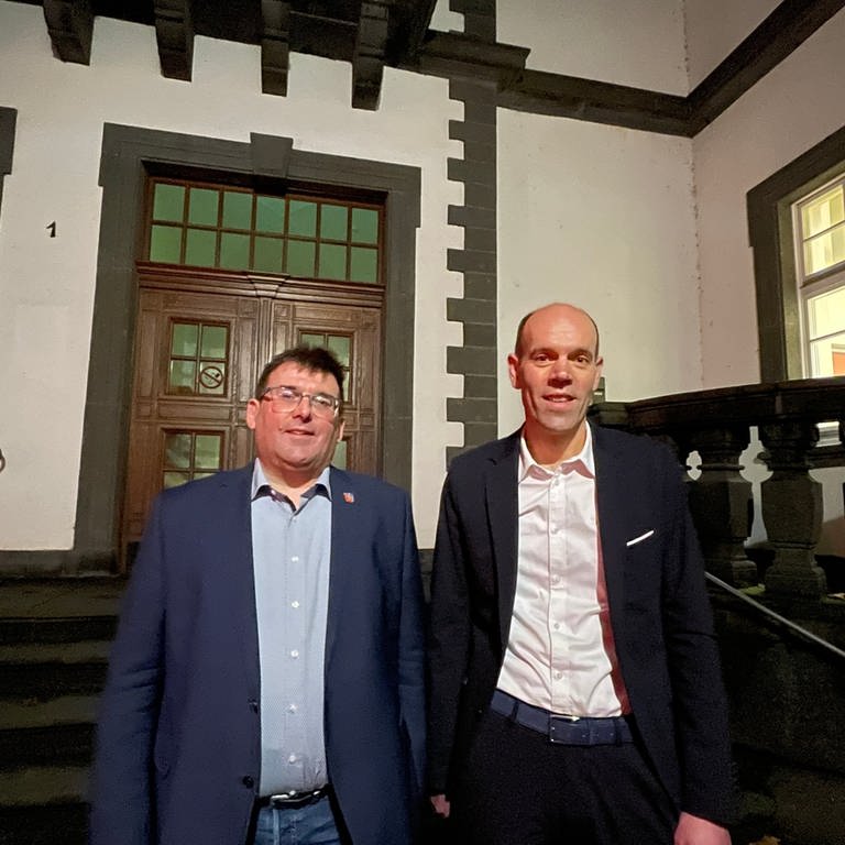 Die Landräte Jörg Dennighoff (SPD, Rhein-Lahn) und Volker Boch (parteilos, Rhein-Hunsrück) im Anschluss an das erste Gespräch zum Gemeinschaftsklinikum Mittelrhein im Koblenzer Rathaus.